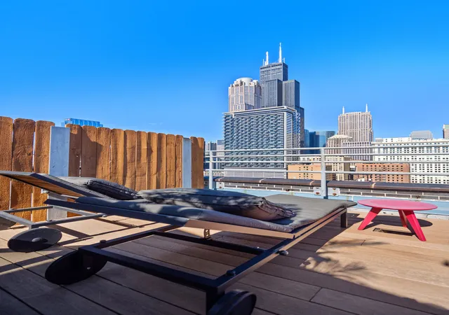 2nd image of 161 W Harrison St, Chicago, IL 60605