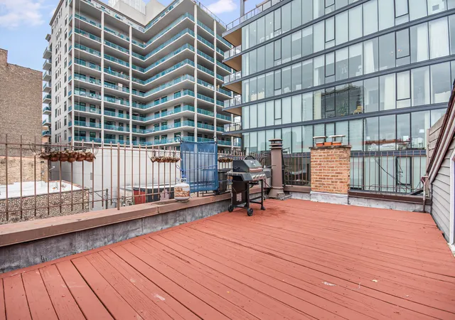 Homes for sale in Chicago, IL | 747 N Sedgwick Street, Chicago, IL 60654 | Houzeo
