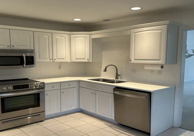 4th image of 2626 Kings Pointe SE Dr, Quincy, IL 62305