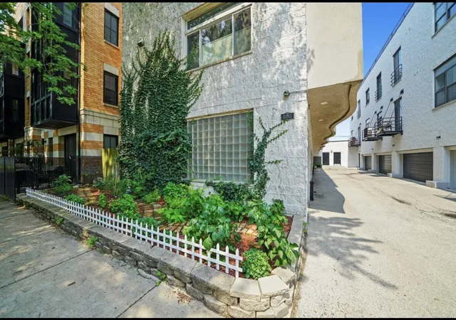 Homes for sale in Chicago, IL | 2231 N Lister Ave #D, Chicago, IL 60614 | MLS# 12694900