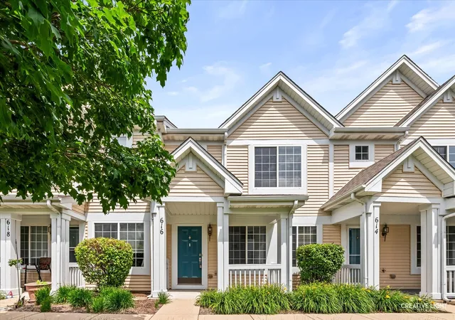 Homes for sale in Oswego, IL | 616 Lincoln Station Dr, Oswego, IL 60543 | MLS# 12695041