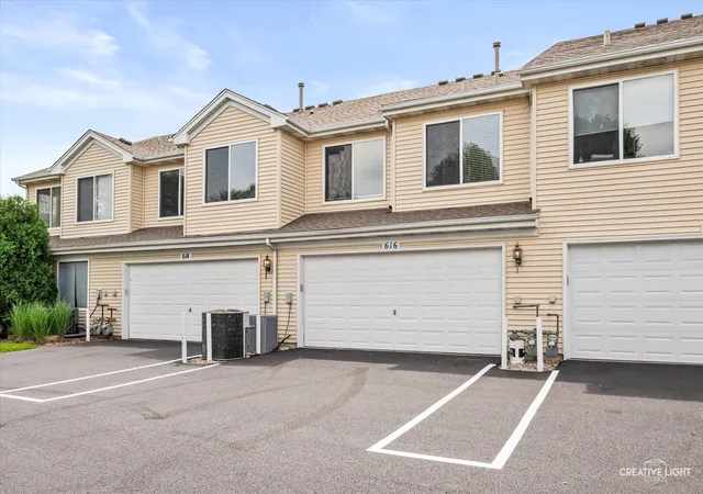 Homes for sale in Oswego, IL | 616 Lincoln Station Dr, Oswego, IL 60543 | MLS# 12695041