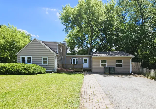 Homes for sale in Round Lake Beach, IL | 611 Golfview Dr, Round Lake Beach, IL 60073 | MLS# 12695064