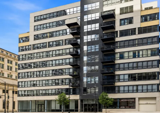 Homes for sale in Chicago, IL | 130 S Canal St #210, Chicago, IL 60606 | MLS# 12695091