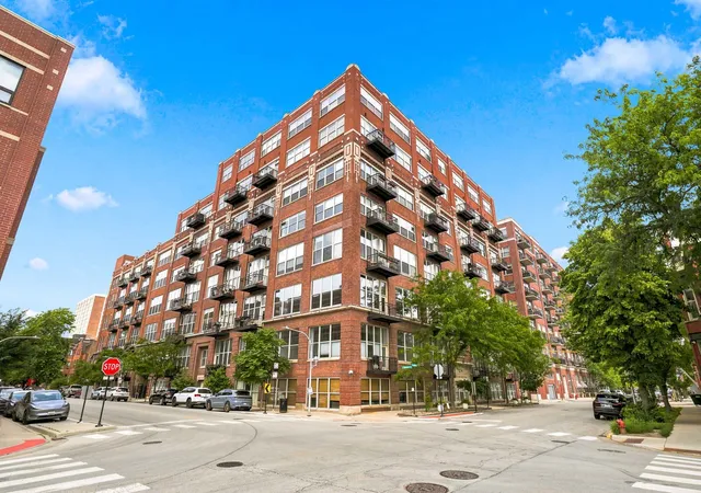 Homes for sale in Chicago, IL | 1500 W Monroe Ave #126, Chicago, IL 60607 | MLS# 12695101