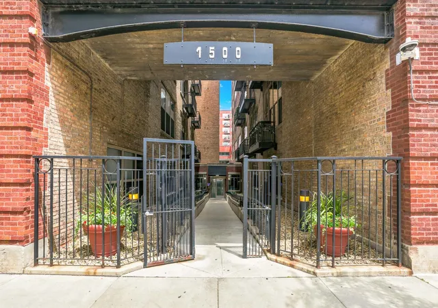 Homes for sale in Chicago, IL | 1500 W Monroe Avenue, Chicago, IL 60607 | Houzeo