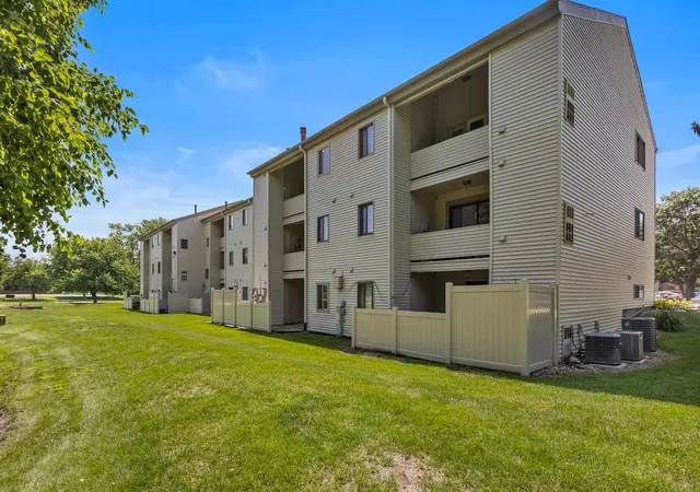 Homes for sale in Champaign, IL | 1921 Melrose Drive, Champaign, IL 61820 | Houzeo