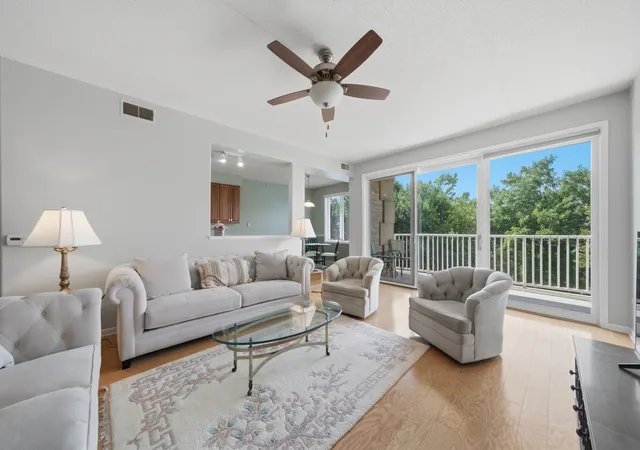 Homes for sale in Park Ridge, IL | 1761 Pavilion Wy #301, Park Ridge, IL 60068 | MLS# 12695217