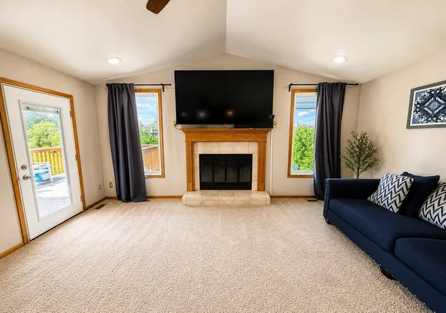 3rd image of 423 Cross Plains Rd, Rockford, IL 61107 | MLS# 12695304