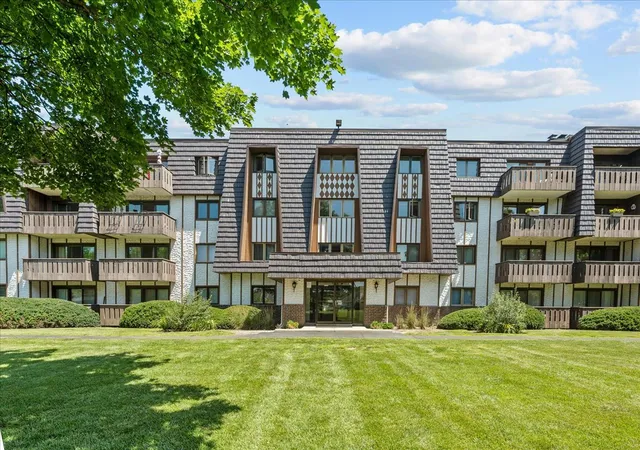 Homes for sale in Lake Bluff, IL | 13000 W Heiden Cir #3105, Lake Bluff, IL 60044 | MLS# 12695332
