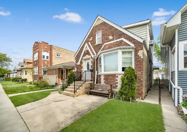 24th image of 4918 W Winnemac Ave, Chicago, IL 60630 | MLS# 12695346