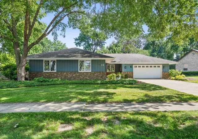 Homes for sale in Sugar Grove, IL | 24 Briargate Cir, Sugar Grove, IL 60554 | MLS# 12695384