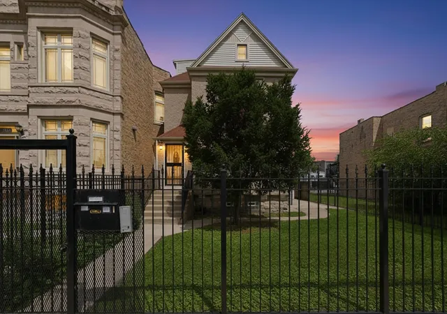 Homes for sale in Chicago, IL | 6735 S Eberhart Ave, Chicago, IL 60637 | MLS# 12695412