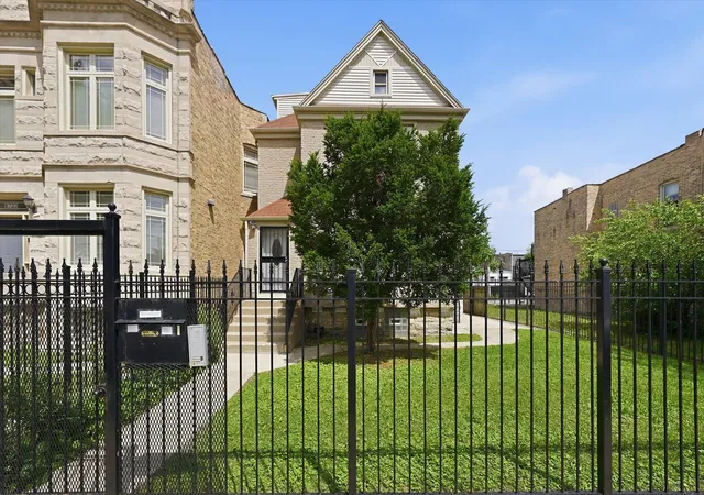 Homes for sale in Chicago, IL | 6735 S Eberhart Ave, Chicago, IL 60637 | MLS# 12695412