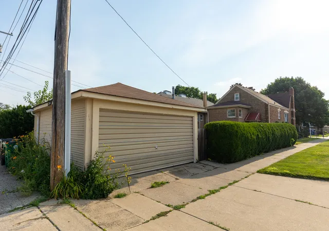 28th image of 2246 Clinton Ave, Berwyn, IL 60402 | MLS# 12695457