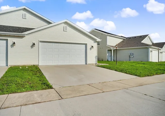 3rd image of 3312 Boulder Ridge Dr, Champaign, IL 61822 | MLS# 12695500