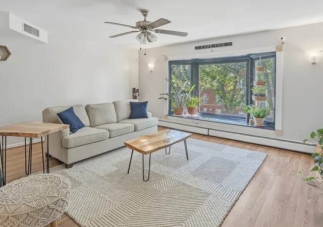 Homes for sale in Chicago, IL | 1612 W Farwell Ave #3C, Chicago, IL 60626 | MLS# 12695501