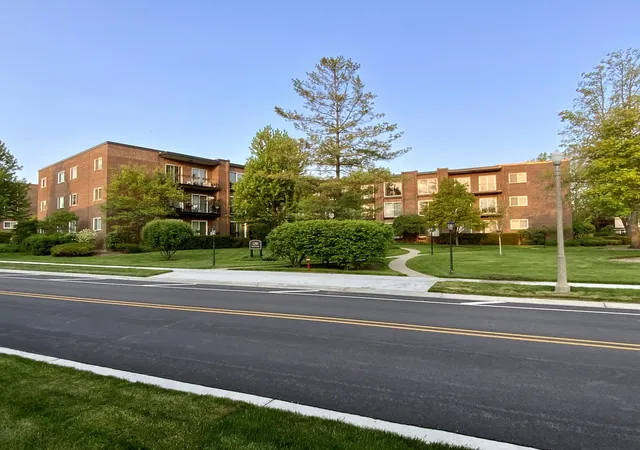 Photo 1 of Sale Pending at 1290 N Western Ave #103, Lake Forest, IL 60045 | MLS# 12695536 | Listing updated on 2026-09-18