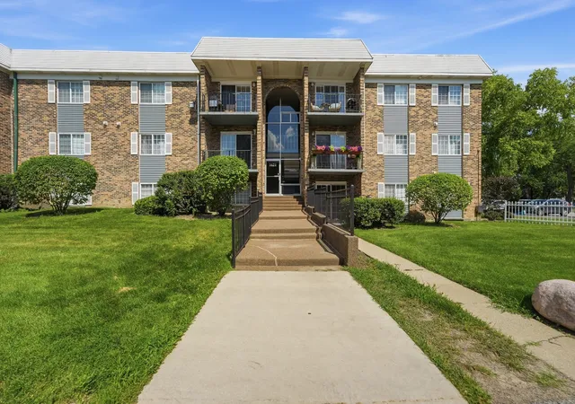 Homes for sale in Arlington Heights, IL | 1621 N Windsor Dr #215, Arlington Heights, IL 60004 | MLS# 12695555