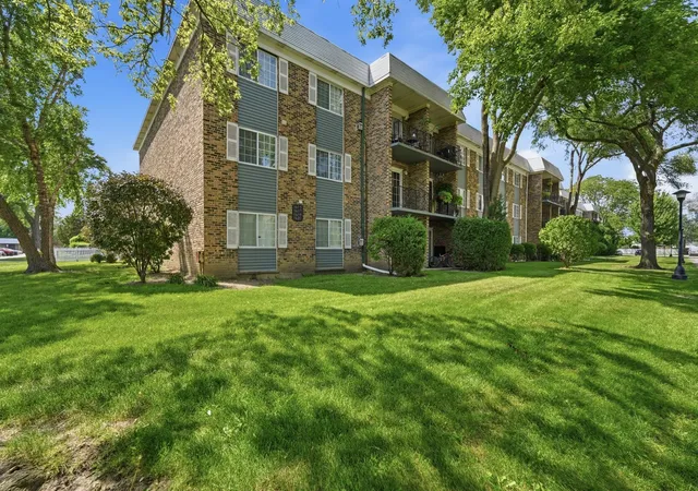 Homes for sale in Arlington Heights, IL | 1621 N Windsor Dr #215, Arlington Heights, IL 60004 | MLS# 12695555