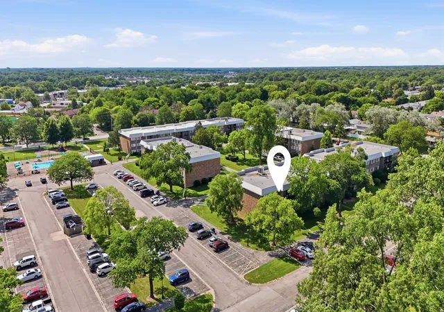 Homes for sale in Arlington Heights, IL | 1621 N Windsor Drive, Arlington Heights, IL 60004 | Houzeo