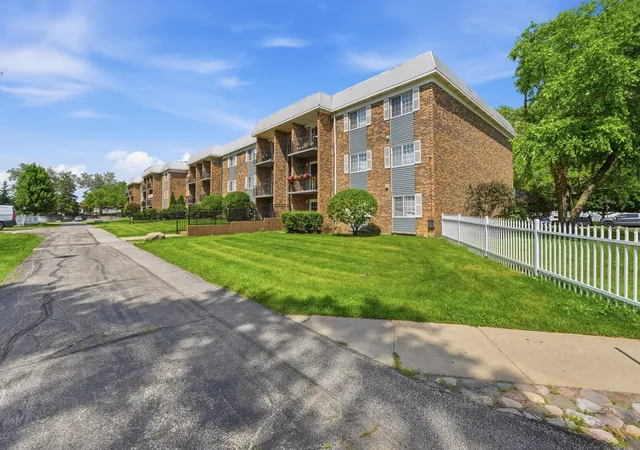 Homes for sale in Arlington Heights, IL | 1621 N Windsor Dr, Arlington Heights, IL 60004