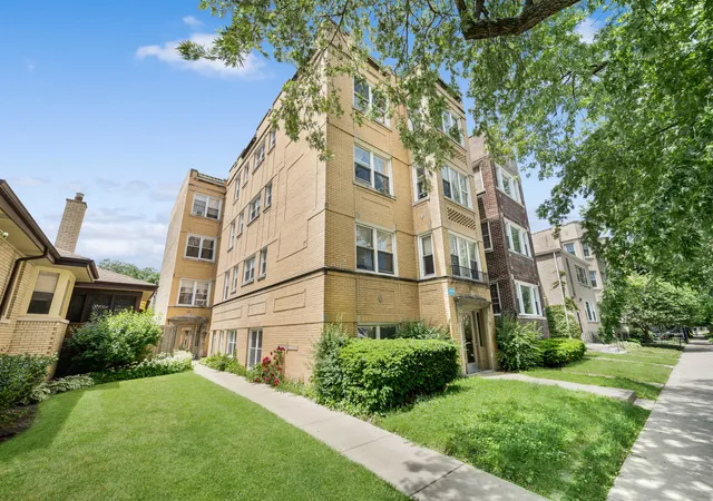 Homes for sale in Chicago, IL | 6206 N Francisco Ave, Chicago, IL 60659