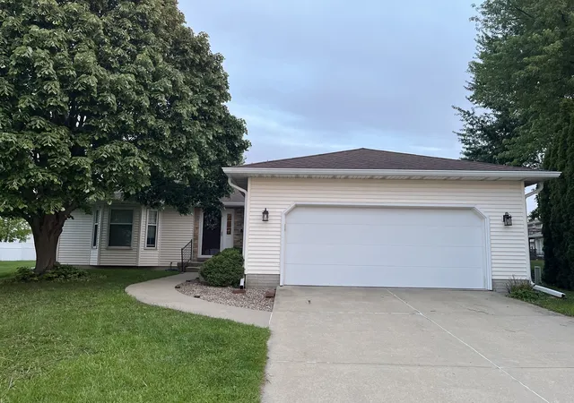 Homes for sale in Bloomington, IL | 3 Tatiana Ct, Bloomington, IL 61704 | MLS# 12695581