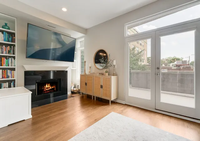 Homes for sale in Chicago, IL | 2814 N Sheffield Ave #2S, Chicago, IL 60657 | MLS# 12695635