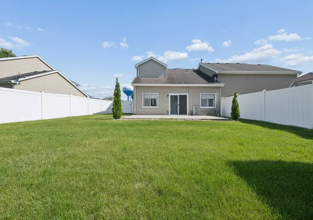 Homes for sale in South Elgin, IL | 1430 S Pembroke Dr, South Elgin, IL 60177 | MLS# 12695646
