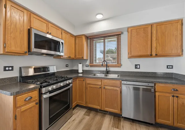 Homes for sale in South Elgin, IL | 1430 S Pembroke Dr, South Elgin, IL 60177 | MLS# 12695646