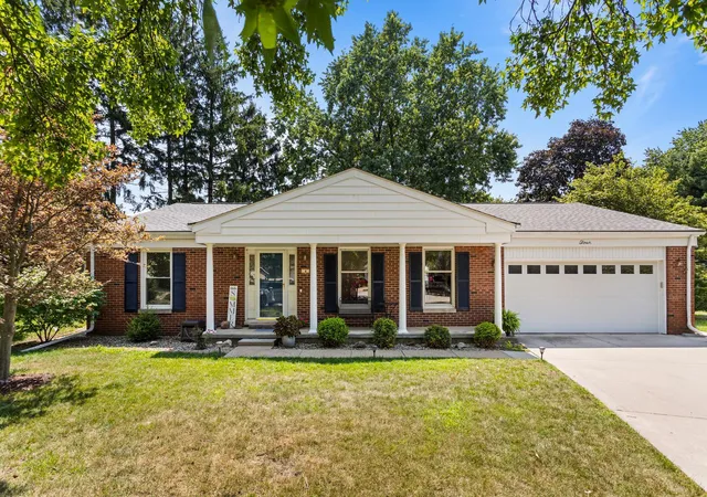 Photo 1 of Single family home for sale at 4 Stanford Pl, Champaign, IL 61820 | MLS# 12695666 | Listing updated on 2026-09-04
