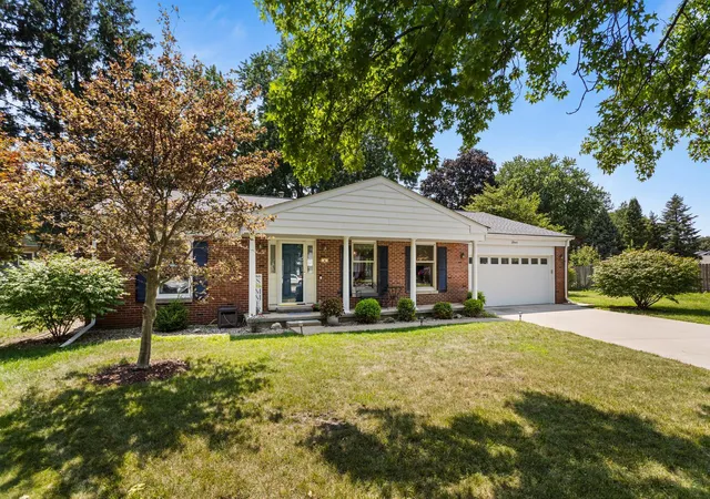 Photo 2 of Single family home for sale at 4 Stanford Pl, Champaign, IL 61820 | MLS# 12695666 | Listing updated on 2026-09-04