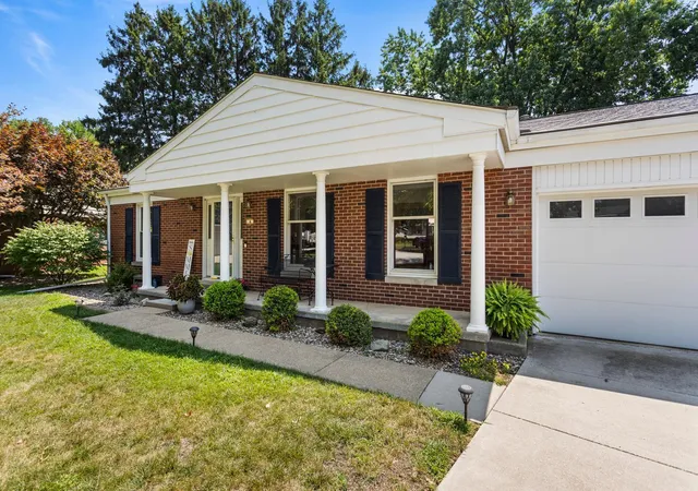 Photo 3 of Single family home for sale at 4 Stanford Pl, Champaign, IL 61820 | MLS# 12695666 | Listing updated on 2026-09-04