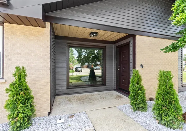 2nd image of 1409 Sequoia Ln, Darien, IL 60561 | MLS# 12695672