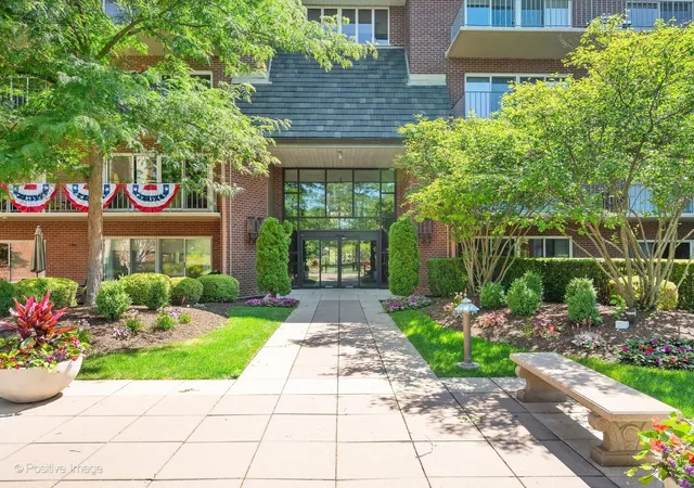 Homes for sale in Oak Brook, IL | 5 Oak Brook Club Dr #P6-N, Oak Brook, IL 60523 | MLS# 12695717