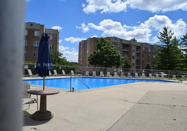 2nd image of 1301 S Finley Rd, Lombard, IL 60148
