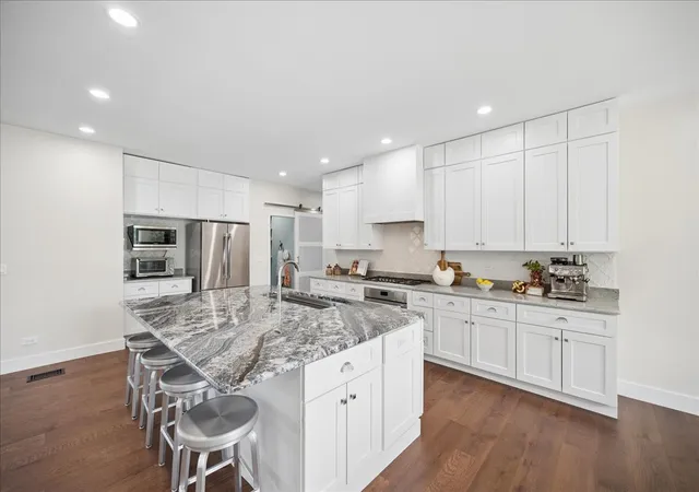 5th image of 7014 Church St, Morton Grove, IL 60053 | MLS# 12695746