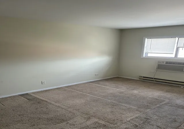 2nd image of 330 Shorewood Dr, Glendale Heights, IL 60139
