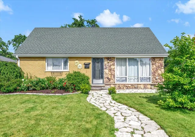 Photo 1 of Single family home for sale at 8901 Southfield Dr, Bridgeview, IL 60455 | MLS# 12695844 | Listing updated on 2026-09-15