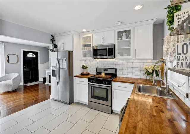 Photo 3 of Single family home for sale at 8901 Southfield Dr, Bridgeview, IL 60455 | MLS# 12695844 | Listing updated on 2026-09-15