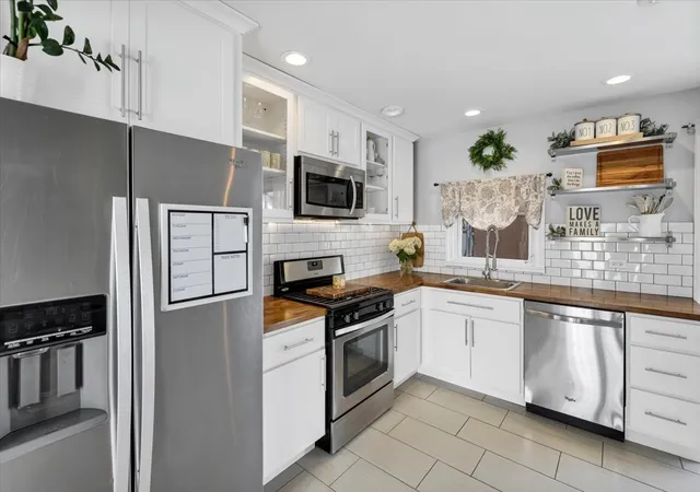Photo 4 of Single family home for sale at 8901 Southfield Dr, Bridgeview, IL 60455 | MLS# 12695844 | Listing updated on 2026-09-15