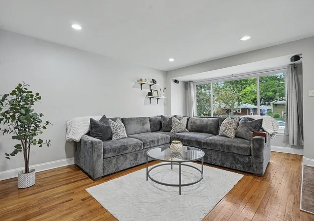 3rd image of 18424 Homewood Ave, Homewood, IL 60430 | MLS# 12695861