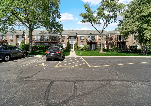 Homes for sale in Glenview, IL | 10369 Dearlove Rd #1F, Glenview, IL 60025 | MLS# 12695911