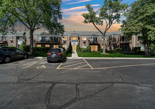 Homes for sale in Glenview, IL | 10369 Dearlove Rd #1F, Glenview, IL 60025 | MLS# 12695911