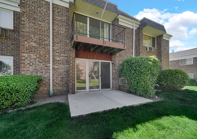 Homes for sale in Glenview, IL | 10369 Dearlove Road, Glenview, IL 60025 | Houzeo