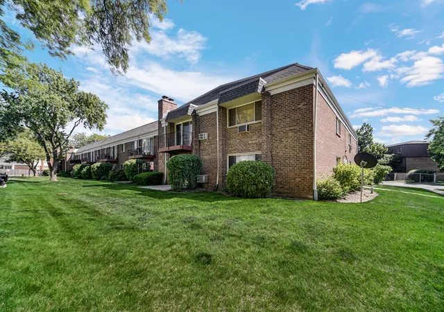 Homes for sale in Glenview, IL | 10369 Dearlove Rd #1F, Glenview, IL 60025 | MLS# 12695911