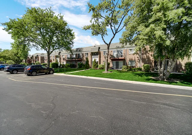 Homes for sale in Glenview, IL | 10369 Dearlove Rd, Glenview, IL 60025