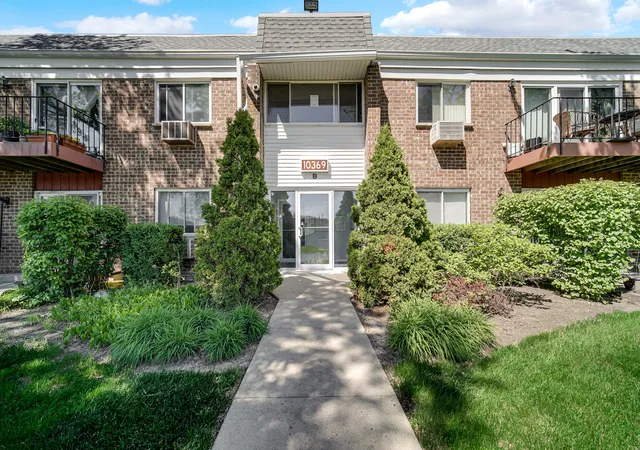 Homes for sale in Glenview, IL | 10369 Dearlove Rd, Glenview, IL 60025