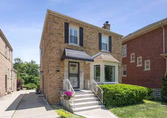 Homes for sale in Chicago, IL | 10831 S Longwood Dr, Chicago, IL 60643 | MLS# 12695959